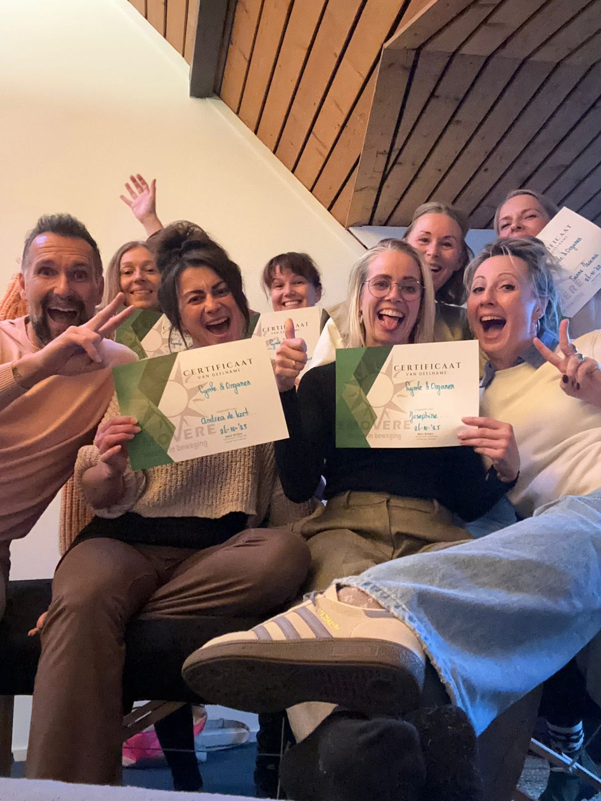 Gert met cursisten en hun certificaat na een workshop